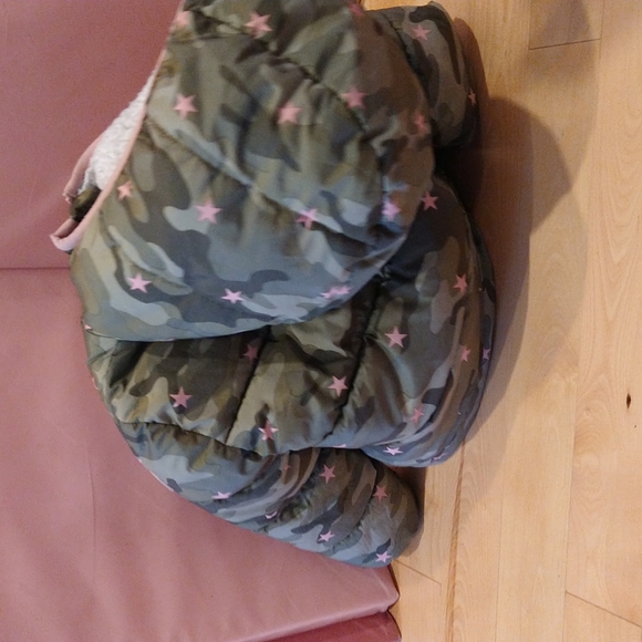 3T gap girl puffer jacket green army camon with pink stars and trim - Picture 2 of 7